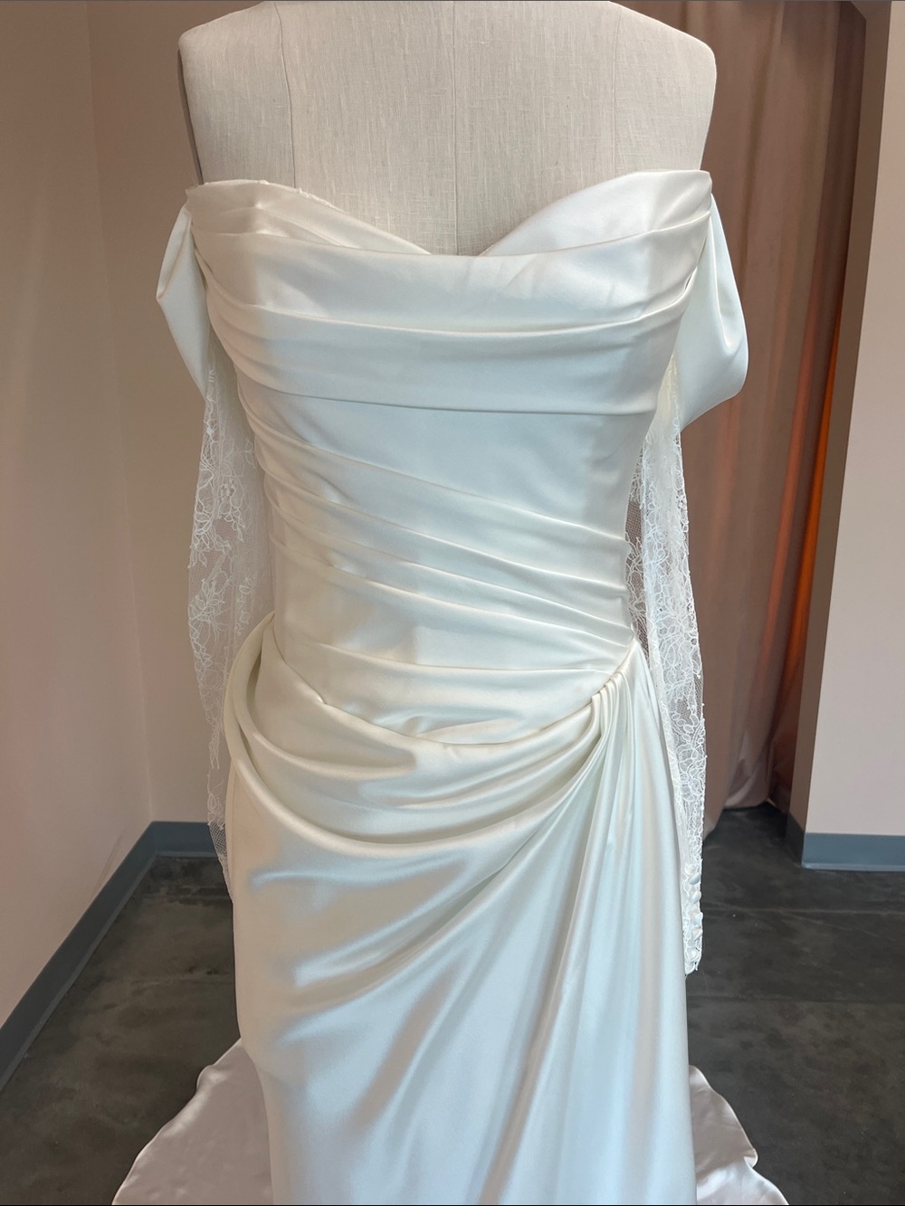 Watters ‘Harlow’ Gown - Picture 6 of 8